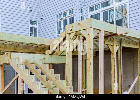 Plance di frammenti che installano pavimento di legno per patio ponte con nuova pavimentazione di legno Foto Stock