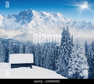 Fantastico paesaggio invernale e cielo blu. Collage creativo. Mondo di bellezza. Foto Stock