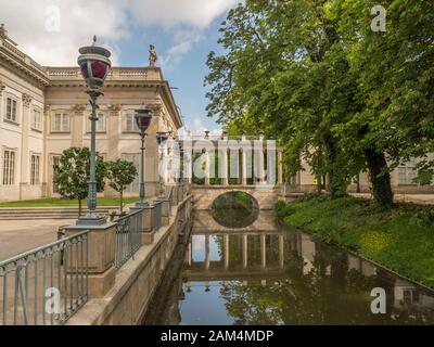 Varsavia, Polonia - 01 giugno 2019: Vista del Parco delle Terme reali in primavera, del Parco delle Terme, del Parco Lazienki e del Palazzo Sull'Acqua Foto Stock