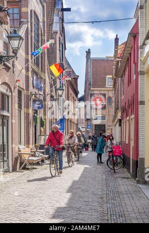 Alkmaar, Paesi Bassi - 12 aprile 2019: Strada stretta nel quartiere storico di Alkmaar Foto Stock