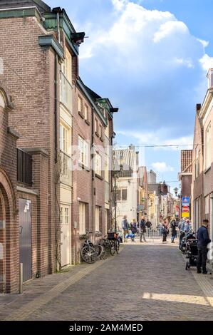Alkmaar, Paesi Bassi - 12 aprile 2019: Strada stretta nel quartiere storico di Alkmaar Foto Stock
