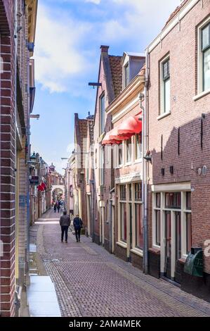Alkmaar, Paesi Bassi - 12 aprile 2019: Strada stretta nel quartiere storico di Alkmaar Foto Stock