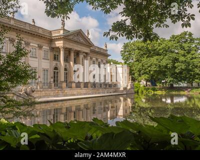 Varsavia, Polonia - 01 giugno 2019: Vista del Parco delle Terme reali in primavera, del Parco delle Terme, del Parco Lazienki e del Palazzo Sull'Acqua Foto Stock