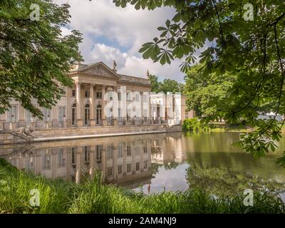 Varsavia, Polonia - 01 giugno 2019: Vista del Parco delle Terme reali in primavera, del Parco delle Terme, del Parco Lazienki e del Palazzo Sull'Acqua Foto Stock
