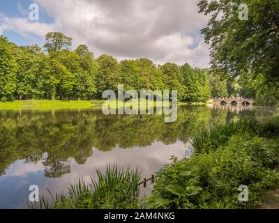 Varsavia, Polonia - 01 giugno 2019: Vista del Parco delle Terme reali in primavera, del Parco delle Terme, del Parco Lazienki e del Palazzo Sull'Acqua Foto Stock