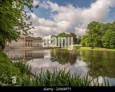 Varsavia, Polonia - 01 giugno 2019: Vista del Parco delle Terme reali in primavera, del Parco delle Terme, del Parco Lazienki e del Palazzo Sull'Acqua Foto Stock