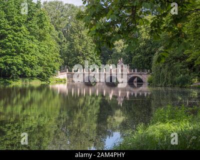 Varsavia, Polonia - 01 giugno 2019: Vista del Parco delle Terme reali in primavera, del Parco delle Terme, del Parco Lazienki e del Palazzo Sull'Acqua Foto Stock