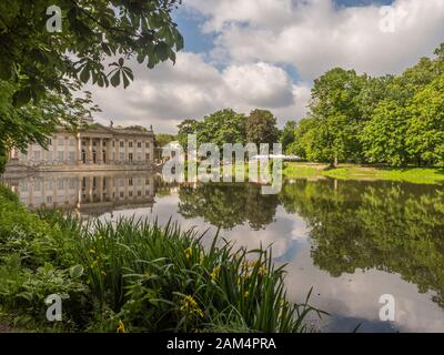 Varsavia, Polonia - 01 giugno 2019: Vista del Parco delle Terme reali in primavera, del Parco delle Terme, del Parco Lazienki e del Palazzo Sull'Acqua Foto Stock