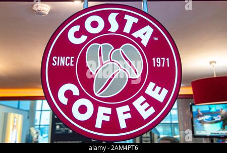 Londra - 27 dicembre: Logo Costa Coffee a Londra il 27 dicembre. 2019 nel Regno Unito, Costa Coffee è una catena di caffetterie che è una consociata della società americana Foto Stock