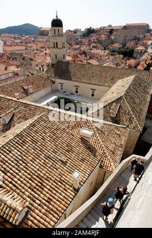 I turisti alla parete della città, monastero Francescano tower, Dubrovnik, Croazia Foto Stock