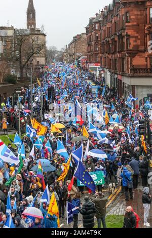 Glasgow, Regno Unito. 11 dicembre 2020. Tutti sotto uno striscione, un'organizzazione ombrello per tutti scozzese gruppi indipendenza ha tenuto una marcia attraverso il centro della città di Glasgow a sostegno dell indipendenza scozzese, anti Brexit e anti governo conservatore. Gli organizzatori hanno avuto il permesso per un massimo di 100,000 dimostranti a prendere parte e pochi giorni prima aveva affermato che ci potrebbero essere fino a 300.000. Credito: Findlay / Alamy News Foto Stock