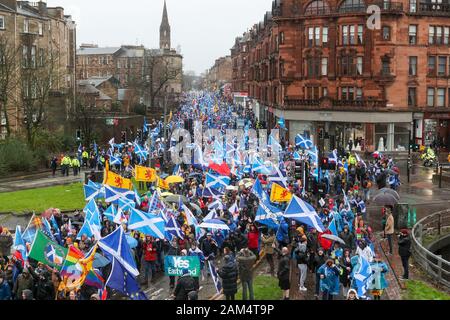 Glasgow, Regno Unito. 11 dicembre 2020. Tutti sotto uno striscione, un'organizzazione ombrello per tutti scozzese gruppi indipendenza ha tenuto una marcia attraverso il centro della città di Glasgow a sostegno dell indipendenza scozzese, anti Brexit e anti governo conservatore. Gli organizzatori hanno avuto il permesso per un massimo di 100,000 dimostranti a prendere parte e pochi giorni prima aveva affermato che ci potrebbero essere fino a 300.000. Credito: Findlay / Alamy News Foto Stock