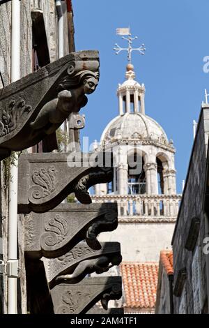 Statua femminile a Korculanskog Statuta street con la Cattedrale di San Marco in backgroud, la città di Korcula, Croazia Foto Stock