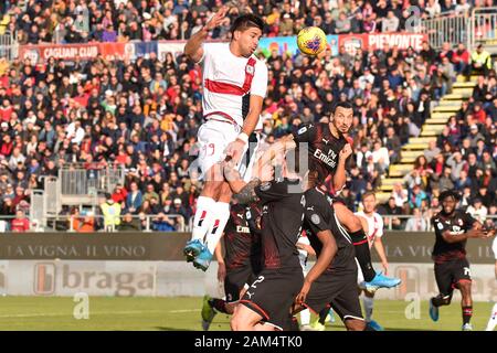 Cagliari, Italia. Xi gen, 2020. Giovanni Simeone di cagliari calcio durante Cagliari vs AC Milan - Calcio italiano di Serie A uomini campionato - Credito: LPS/Luigi Canu/Alamy Live News Foto Stock