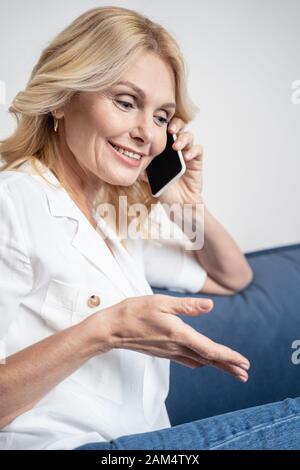 Lieta Allegra donna gesticulating con le mani Foto Stock