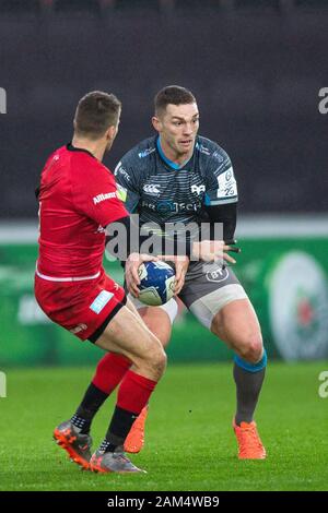 Swansea, Regno Unito. Xi gen, 2020. Il falco pescatore Centre George nord sull'attacco nella Asprì v Saraceni Heineken Champions Cup partita di rugby. Credito: Gruffydd Ll. Thomas/Alamy Live News Foto Stock