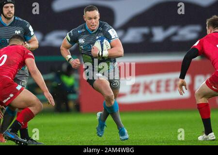 Swansea, Regno Unito. Xi gen, 2020. Il falco pescatore ala destra Dirksen Annone sull'attacco nel Asprì v Saraceni Heineken Champions Cup partita di rugby. Credito: Gruffydd Ll. Thomas/Alamy Live News Foto Stock