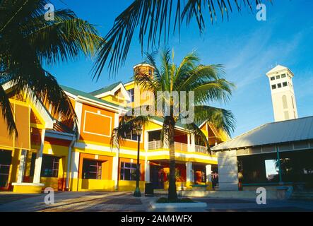 Bahamas. Nassau. Crociera di moderni edifici portuali. Foto Stock