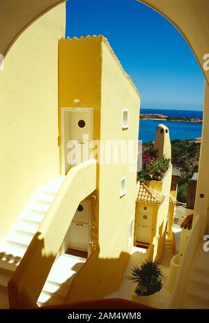 Sardegna. Porto Cervo. Case con gradini esterni e la vista del mare Tirreno. Foto Stock