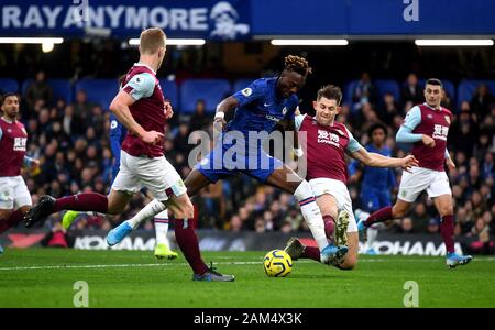 Chelsea's Tammy Abramo (sinistra) e Burnley James Tarkowski (destra) in azione durante il match di Premier League a Stamford Bridge, Londra. Foto Stock