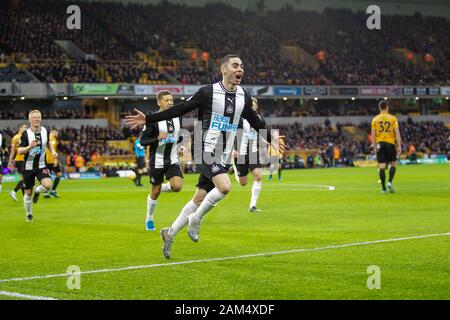 Wolverhampton, Regno Unito. Xi gen, 2020. Miguel Almir-n di Newcastle United festeggia dopo aver segnato il gol di apertura durante il match di Premier League tra Wolverhampton Wanderers e Newcastle United at Molineux, Wolverhampton sabato 11 gennaio 2020. (Credit: Alan Hayward | MI News) La fotografia può essere utilizzata solo per il giornale e/o rivista scopi editoriali, è richiesta una licenza per uso commerciale Credito: MI News & Sport /Alamy Live News Foto Stock