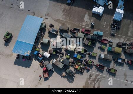 (200111) -- SANYA, 11 genn. 2020 (Xinhua) -- foto aerea presa il 5 gennaio, 2020 mostra tutta una vendita sul mercato della frutta e della verdura nel quartiere Yazhou di Sanya, Cina del sud della provincia di Hainan. Yazhou District è un importante hub di produzione vegetale in provincia di Hainan. (Foto di Pu Xiaoxu/Xinhua) Foto Stock