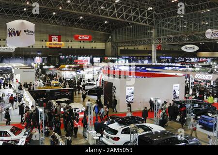 Chiba, Giappone. Xi gen, 2020. I visitatori si radunano durante il Tokyo Auto Salon 2020 a Makuhari Messe International Convention Complex. Tokyo Auto Salon è un automobile exhibition mostrando le loro più recenti soluzioni tecnologiche e prodotti per auto. Il trade show corre da gennaio 10 a 12. Credito: Rodrigo Reyes Marin/ZUMA filo/Alamy Live News Foto Stock