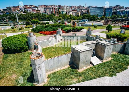 Istanbul, Turchia - 12 Luglio 2017: la copia ridotta del Yedikule Dungeons in Miniaturk Park Foto Stock