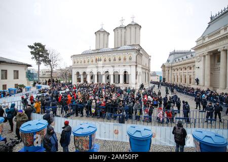 Bucarest, Romania - 6 gennaio 2020: Le persone si riuniscono alla messa dell'Epifania fuori dal palazzo patriarcale, a Bucarest, Romania. Foto Stock