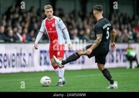 Spakenburg, Paesi Bassi. Xi gen, 2020. SPAKENBURG, 11-01-2020, Sportpark de Westmaat, Tweede Divisie, IJsselmeervogels - HHC Hardenberg, stagione 2019/2020, (L) lettore IJsselmeervogels Gwaeron Stout durante il match IJsselmeervogels - HHC Hardenberg Credito: Pro scatti/Alamy Live News Foto Stock