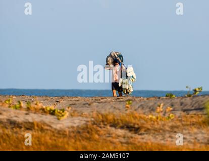 Un pescatore si sta preparando per uscire dal mare. Redonda, Ceara, Brasile Foto Stock