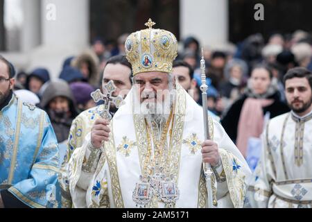 Bucarest, Romania - 6 gennaio 2020: Patriarca Ortodosso rumeno Daniel durante la messa dell'Epifania, fuori dal palazzo patriarcale. Foto Stock