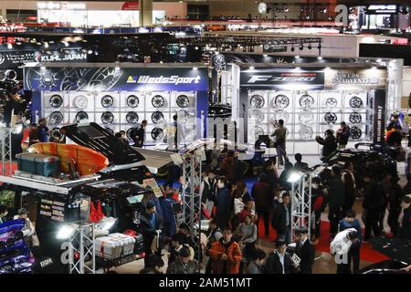Chiba, Giappone. Xi gen, 2020. I visitatori si radunano durante il Tokyo Auto Salon 2020 a Makuhari Messe International Convention Complex. Tokyo Auto Salon è un automobile exhibition mostrando le loro più recenti soluzioni tecnologiche e prodotti per auto. Il trade show corre da gennaio 10 a 12. Credito: Rodrigo Reyes Marin/ZUMA filo/Alamy Live News Foto Stock