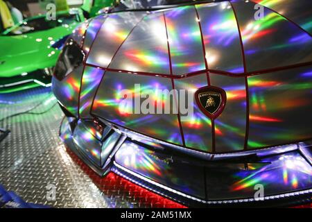 Chiba, Giappone. Xi gen, 2020. Una Lamborghini personalizzata sul monitor a Tokyo Auto Salon 2020 a Makuhari Messe International Convention Complex. Tokyo Auto Salon è un automobile exhibition mostrando le loro più recenti soluzioni tecnologiche e prodotti per auto. Il trade show corre da gennaio 10 a 12. Credito: Rodrigo Reyes Marin/ZUMA filo/Alamy Live News Foto Stock