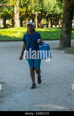 Coimbra, PORTOGALLO - 16 luglio 2016 - una donna che vende bevande fredde durante un'ondata di caldo a Coimbra, Portogallo Foto Stock