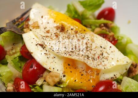 Insalata verde con frittata di uova fotografata da sopra Foto Stock