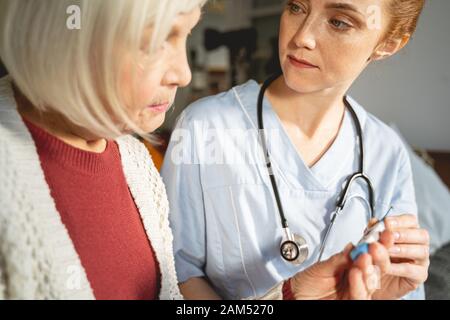 Attento femmina giovane persona ascoltando la sua paziente Foto Stock