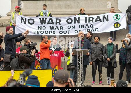 Londra, Regno Unito. 11 gennaio 2020. Jeremy Corbyn si rivolge ai manifestanti anti anti-guerra a Trafalgar Square, Londra, opponendosi all'azione militare contro l'Iran e l'Iraq. STRISCIONE RECITA: "NESSUNA GUERRA ALL'IRAN - NESSUNA GUERRA ALL'IRAQ - TRUPPE FUORI DALL'IRAQ". Penelope Barritt/Alamy Live News Foto Stock