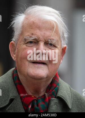 Londra, Regno Unito. 11 gen 2020. Bruce Kent, attivista politico e Segretario Generale del CND da 1980-1985 manifestanti sostenendo CND marzo attraverso le strade di Londra a Trafalgar Square dove ci sono discorsi contro la guerra con l'Iran. Credito: Tommy Londra/Alamy Live News Foto Stock