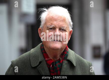 Londra, Regno Unito. 11 gen 2020. Bruce Kent, attivista politico e Segretario Generale del CND da 1980-1985 manifestanti sostenendo CND marzo attraverso le strade di Londra a Trafalgar Square dove ci sono discorsi contro la guerra con l'Iran. Credito: Tommy Londra/Alamy Live News Foto Stock