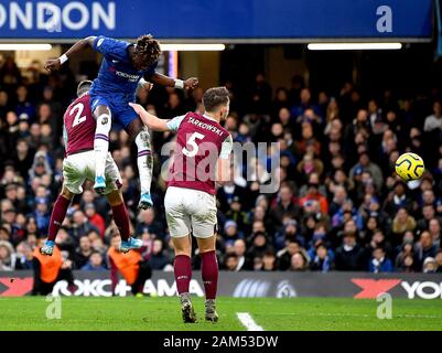 Chelsea's Tammy Abramo (top) punteggi al suo fianco il secondo obiettivo del gioco durante il match di Premier League a Stamford Bridge, Londra. Foto Stock