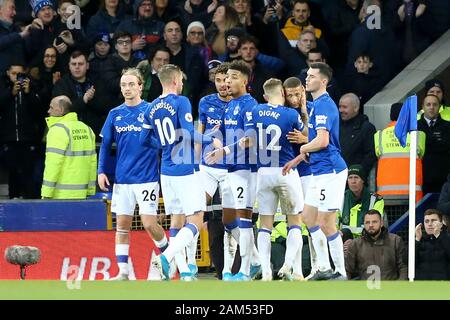 Liverpool, Regno Unito. Xi gen, 2020. Richarlison di Everton (secondo da destra) celebra con i suoi compagni di squadra dopo aver segnato il suo team obiettivo 1a. Premier League, Everton v Brighton & Hove Albion a Goodison Park di Liverpool sabato 11 gennaio 2020. Questa immagine può essere utilizzata solo per scopi editoriali. Solo uso editoriale, è richiesta una licenza per uso commerciale. Nessun uso in scommesse, giochi o un singolo giocatore/club/league pubblicazioni. pic da Chris Stading/Andrew Orchard fotografia sportiva/Alamy Live news Credito: Andrew Orchard fotografia sportiva/Alamy Live News Foto Stock