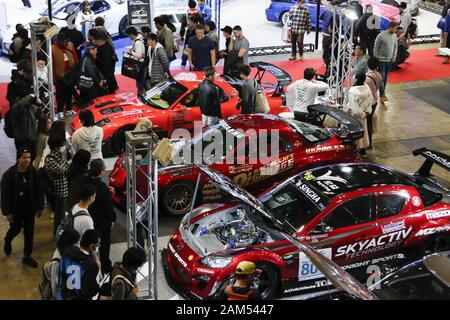 Chiba, Giappone. Xi gen, 2020. I visitatori si radunano durante il Tokyo Auto Salon 2020 a Makuhari Messe International Convention Complex. Tokyo Auto Salon è un automobile exhibition mostrando le loro più recenti soluzioni tecnologiche e prodotti per auto. Il trade show corre da gennaio 10 a 12. Credito: Rodrigo Reyes Marin/ZUMA filo/Alamy Live News Foto Stock