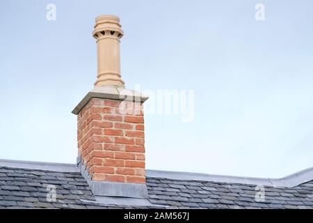 Camino piatto su vecchia casa vittoriana tetto edificio regno unito Foto Stock