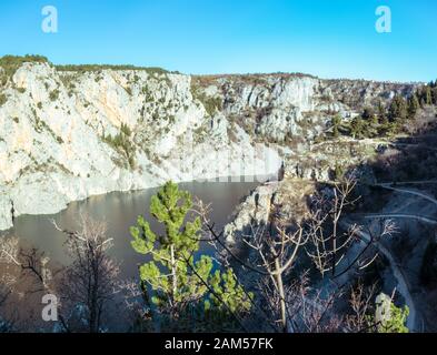 Lago Blu In Imotski, Croazia. Come il vicino lago Rosso, si trova in un profondo buco del peccato formato dal crollo di un'enorme grotta. Scale che conducono al Foto Stock