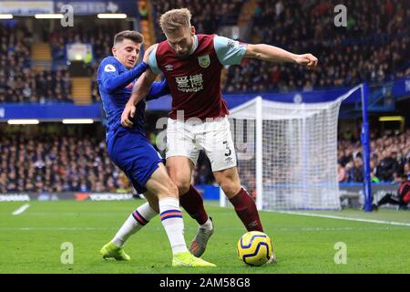 Londra, Regno Unito. Xi gen, 2020. Charlie Taylor di Burnley (R) in azione con Mason Mount di Chelsea (L). Premier League, Chelsea v Burnley a Stamford Bridge di Londra sabato 11 gennaio 2020. Questa immagine può essere utilizzata solo per scopi editoriali. Solo uso editoriale, è richiesta una licenza per uso commerciale. Nessun uso in scommesse, giochi o un singolo giocatore/club/league pubblicazioni. pic da Steffan Bowen/ Credito: Andrew Orchard fotografia sportiva/Alamy Live News Foto Stock