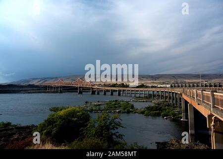 Questo è il Salmon Bridge nelle Dalles, Oregon. Attraversa Il Fiume Columbia Vicino Alla Diga Dalles. Foto Stock