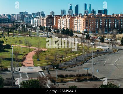 Vista di Sanchinarro zona suburbana guardando verso il Cuatro Torres quartiere degli affari di Madrid in Spagna. Foto Stock