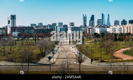 Vista di Sanchinarro zona suburbana guardando verso il Cuatro Torres quartiere degli affari di Madrid in Spagna. Foto Stock