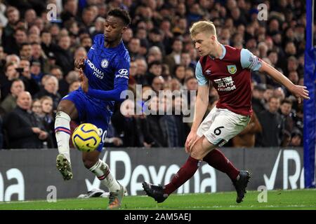 Londra, Regno Unito. Xi gen, 2020. Callum Hudson-Odoi di Chelsea (L) in azione con Ben Mee di Burnley (R). Premier League, Chelsea v Burnley a Stamford Bridge di Londra sabato 11 gennaio 2020. Questa immagine può essere utilizzata solo per scopi editoriali. Solo uso editoriale, è richiesta una licenza per uso commerciale. Nessun uso in scommesse, giochi o un singolo giocatore/club/league pubblicazioni. pic da Steffan Bowen/ Credito: Andrew Orchard fotografia sportiva/Alamy Live News Foto Stock